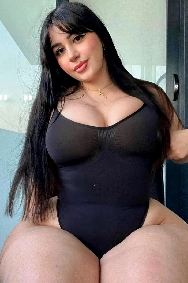 Amelia Curvy photo 4