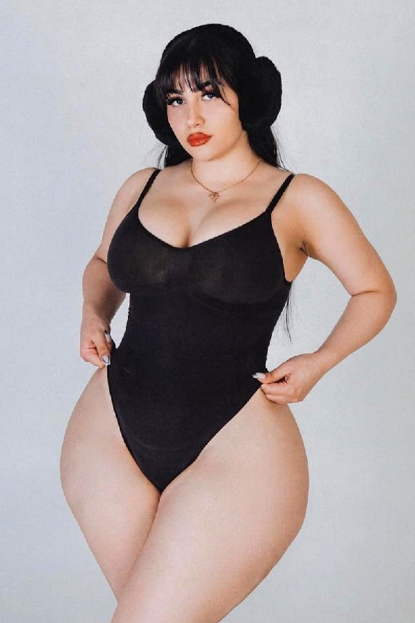 Amelia Curvy photo 5